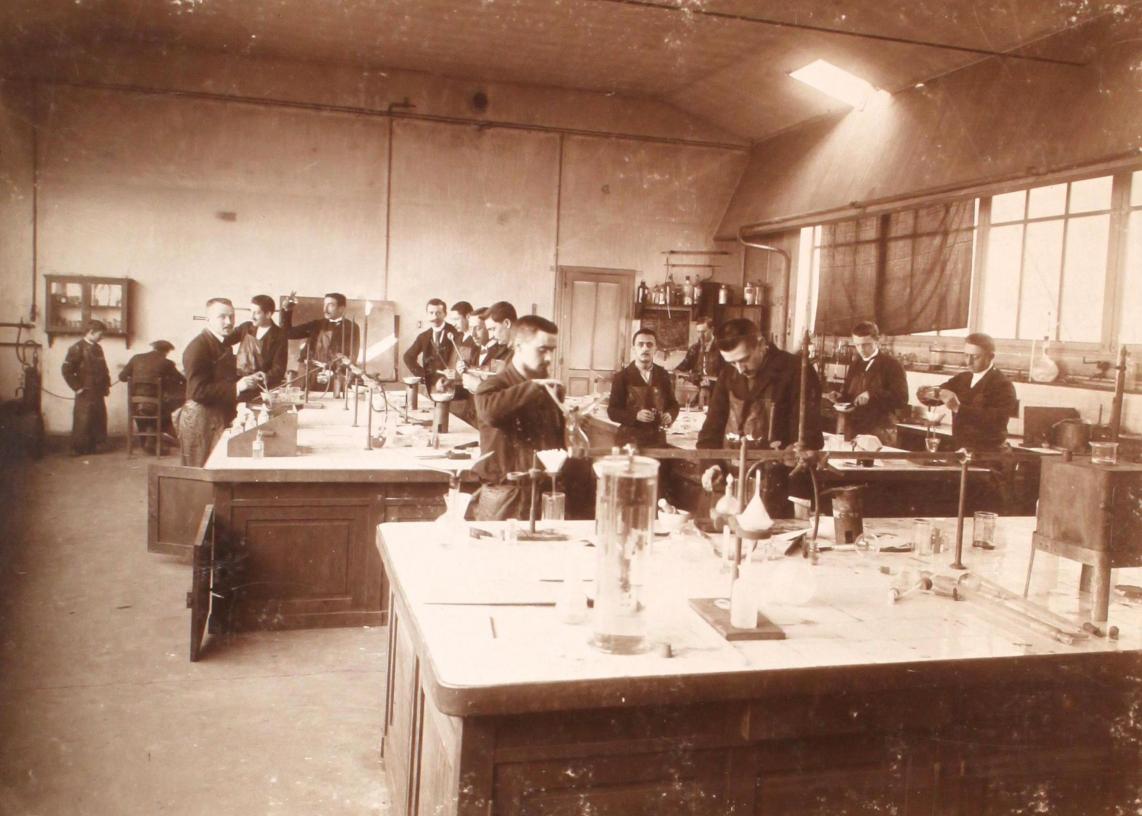 Le Laboratoire de chimie de l'École normale supérieure : les élèves en cours de manipulation, [Paris, 1897-1904]