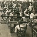Autour de la Fraternité - Des ouvrières de l'usine Ternynck, carte postale, vers 1920. Bibliothèque numérique de Roubaix, https://www.bn-r.fr/ark:/20179/IMGBNR114251&nb=1