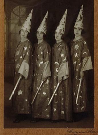 Photographies – cartes postales des fêtes costumées de décembre, 1923 - 1925