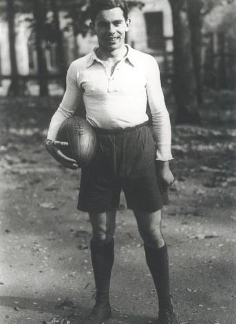 Raymond Boisset joueur de rugby à l’École normale en 1934  Bibliothèque Ulm-LSH, fonds photographique, H/43/1