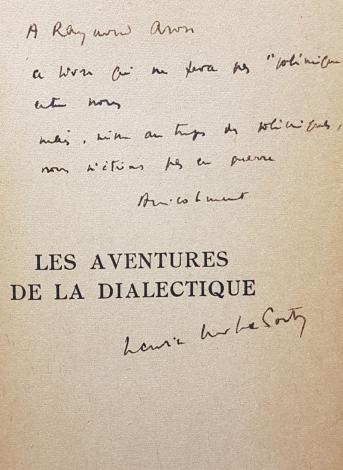 Envoi manuscrit de Maurice Merleau-Ponty à Raymond Aron, dans Maurice Merleau-Ponty, Les aventures de la dialectique, 2e édition, Paris : Gallimard, impr. 1955. Bibliothèque Ulm-LSH, S Phi fr 2568 B 8°