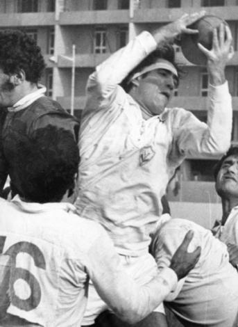 Pierre Broche en action, lors d’une touche  Match RC Toulon- FC Grenoble au stade F. Mayol le 1er ou le  2  Novembre 1971. Les deux  joueurs en maillots blancs qui entourent Pierre Broche sont, à gauche, N° 16, A. Gruarin (célèbre international) et à droite J. Ordioni qui semble prendre son coude dans l'œil. Le grenoblois à côté de Pierre Broche est A. Guilbert, à l’époque étudiant en maîtrise d’électronique, futur ingénieur et futur international, qui a été son partenaire dès l’année suivante.  Collection 