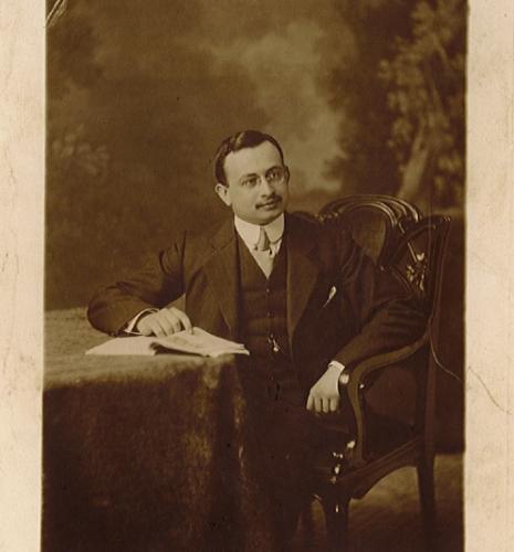 Portrait de Jean Bayet. Bibliothèque Ulm-LSH, fonds J. Bayet. 